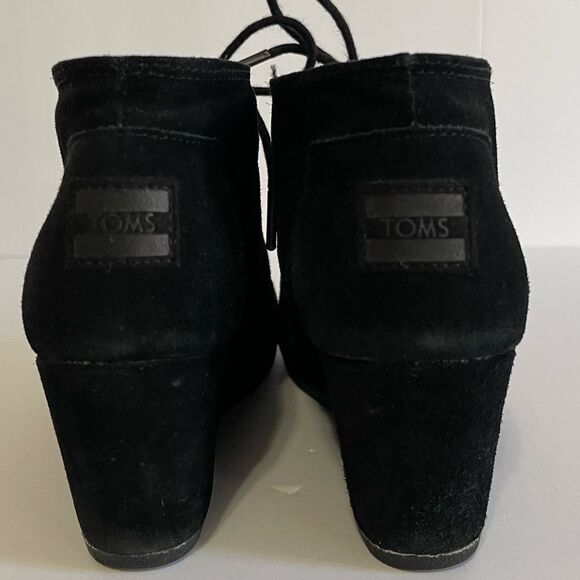Tom’s Black Suede Wedge Lace-up Ankle Bootie. - Picture 2 of 8